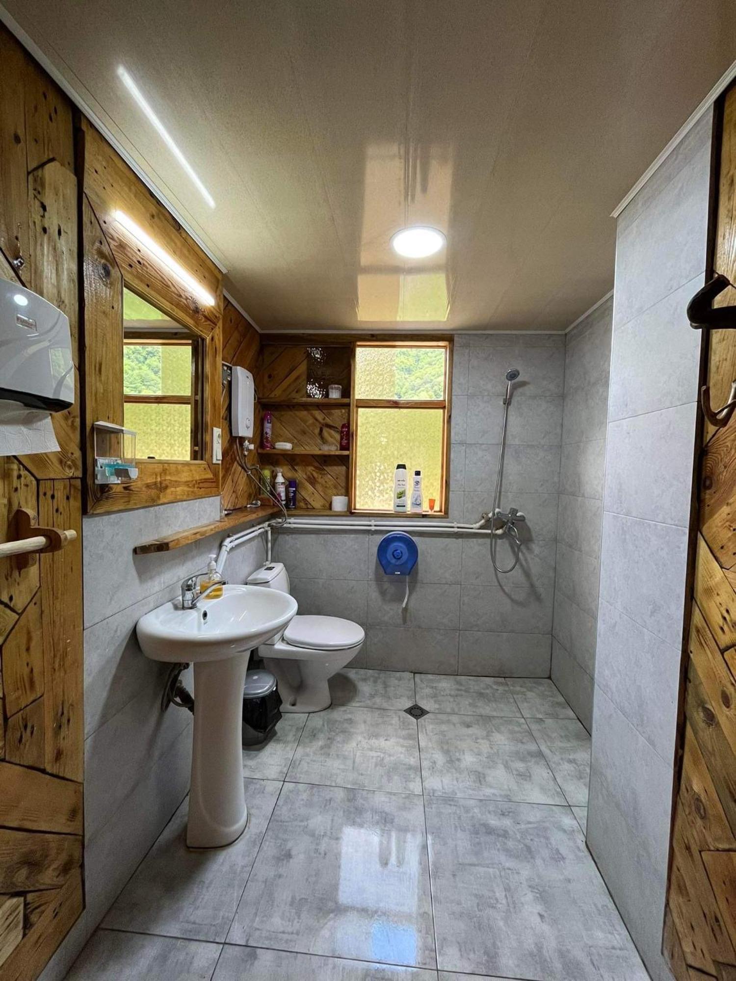 Korsha Guesthouse Roshka ภายนอก รูปภาพ