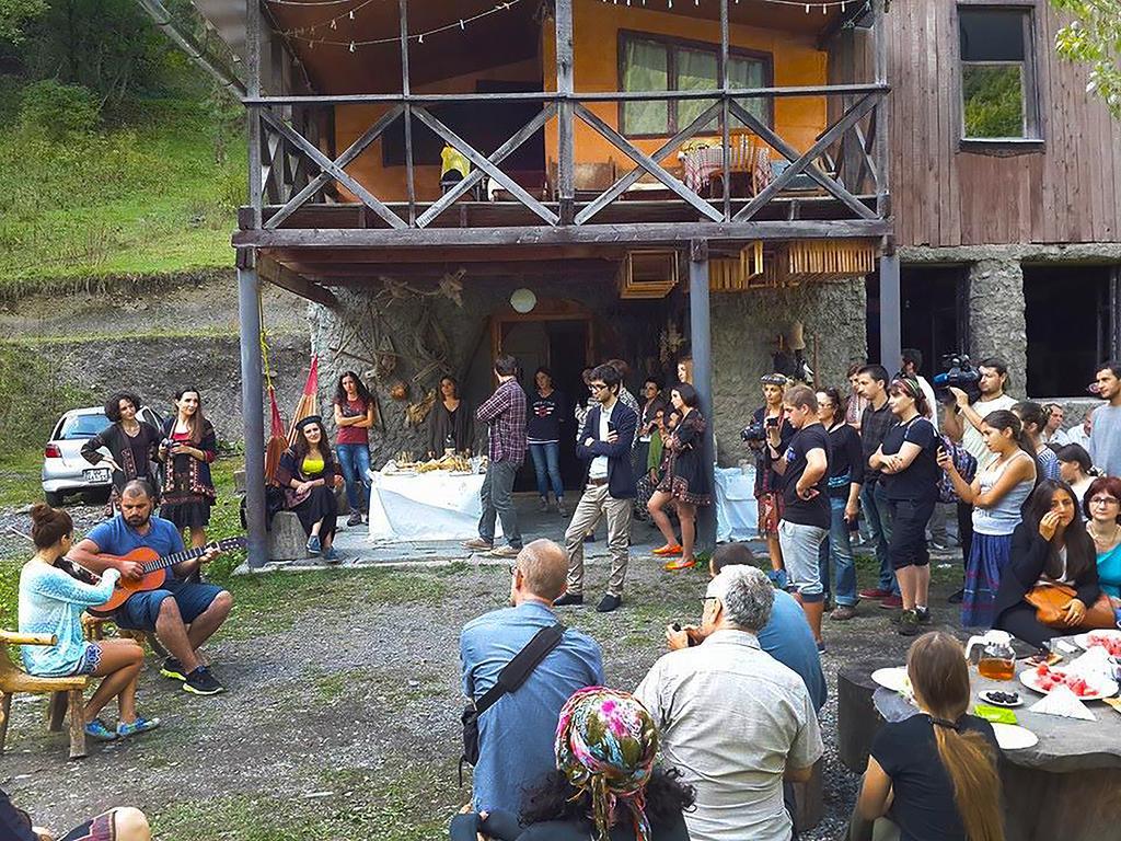Korsha Guesthouse Roshka ภายนอก รูปภาพ